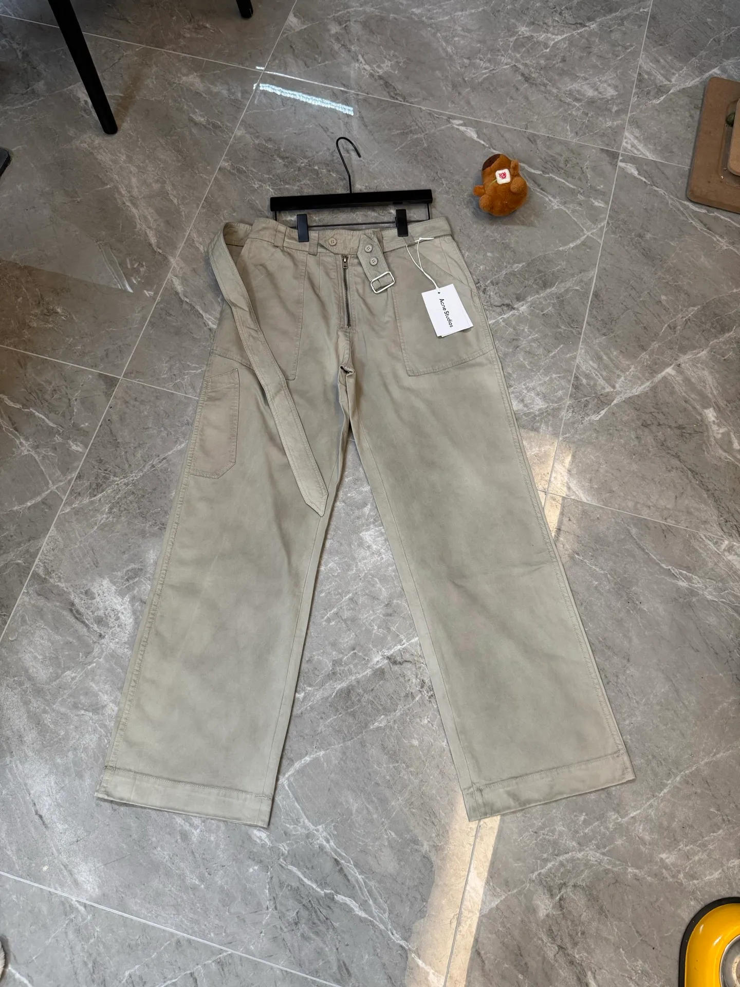 [Premium replica] ACNE/Studios 26SS dirty-dyed overalls (picture color) are made of twill pure cotton fabric. The entire trousers are sprayed with horse-spray technology to give a full retro feel. Each one is unique and the details are very recognizable! The high-waisted, loose and straight version makes your legs look slimmer and longer, and is super friendly to your figure. It can easily create a lazy and fashionable atmosphere. The same style for men and women is a replica of the Quality version. Size：s/m/l/xl